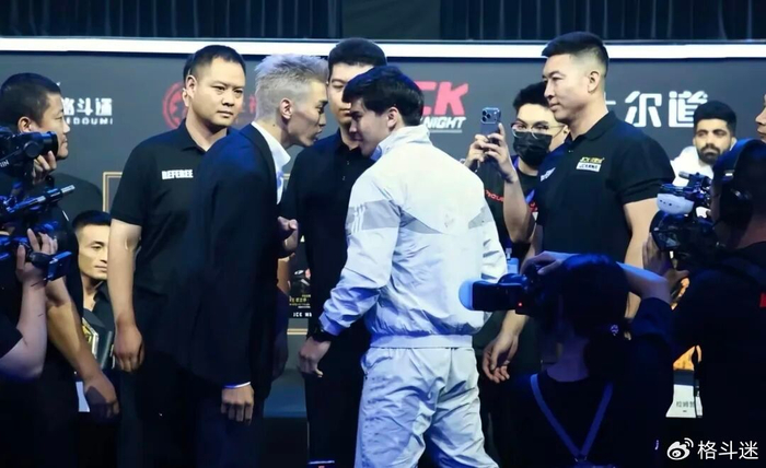 KOK体育app下载-泽旺与对手爆发激烈冲突，发布会双方动手！|塔兰特|对视|比赛|格斗|泰拳_新浪体育_新浪新闻